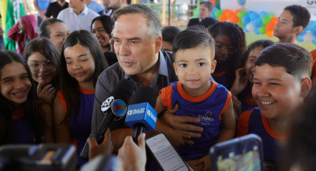 Prefeito Sandro Mabel entrega uniformes para estudantes da rede municipal de ensino